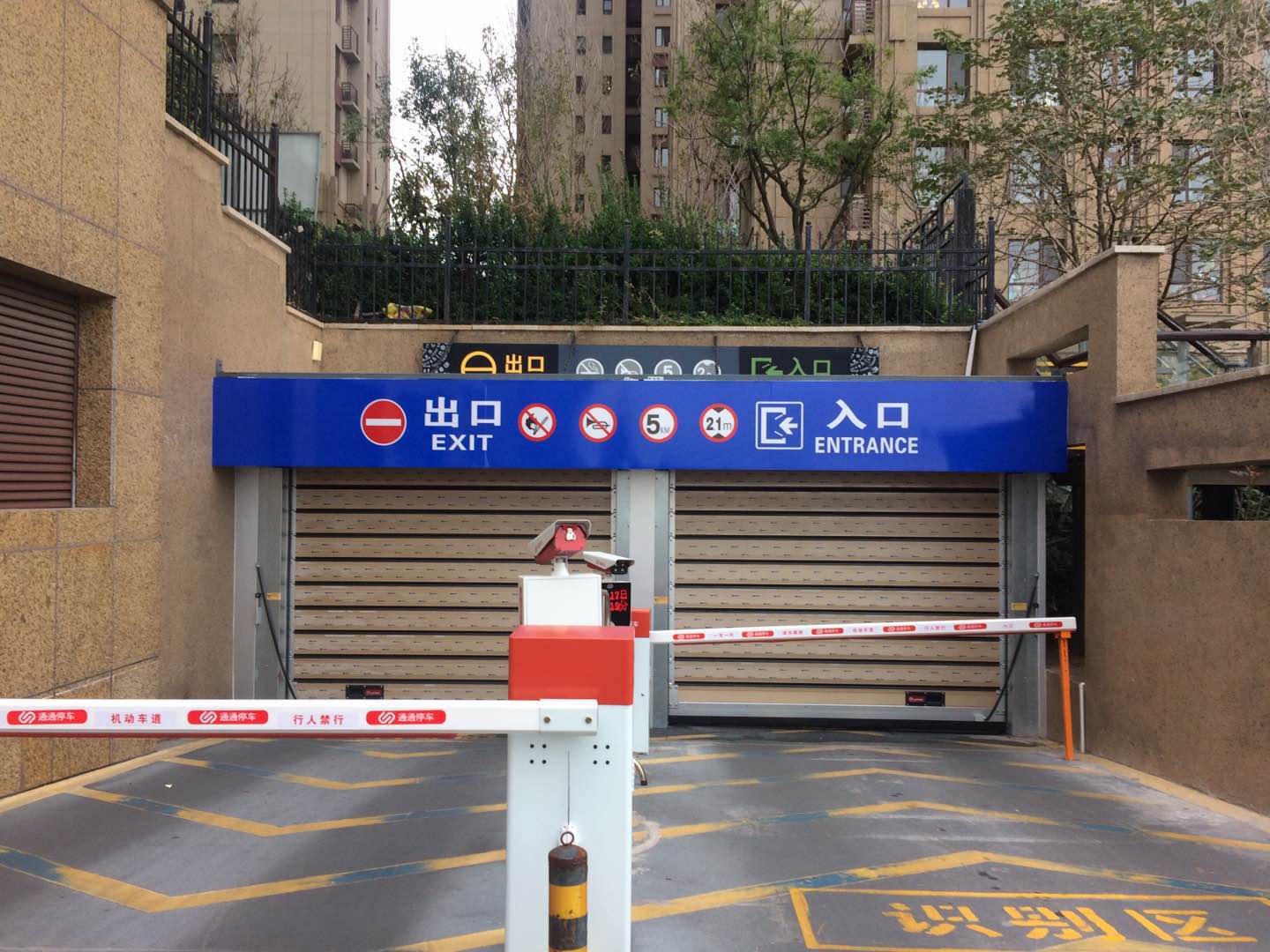 金茂灣 硬質(zhì)快速門(mén)